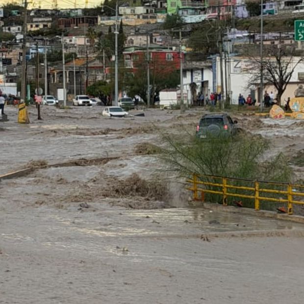 Tormenta desborda arroyos en el poniente de Ciudad Juárez y arrastra vehículos